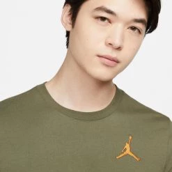 Ολοκαίνουργιο 🧨 T-Shirts | Μπλούζα κοντό μανίκι Jordan Jumpman Embroidered Ανδρικό T-Shirt MEDIUM OLIVE/LIGHT CURRY 🎁 -Jordan Κατάστημα jordan m j jumpman emb ss crew 2